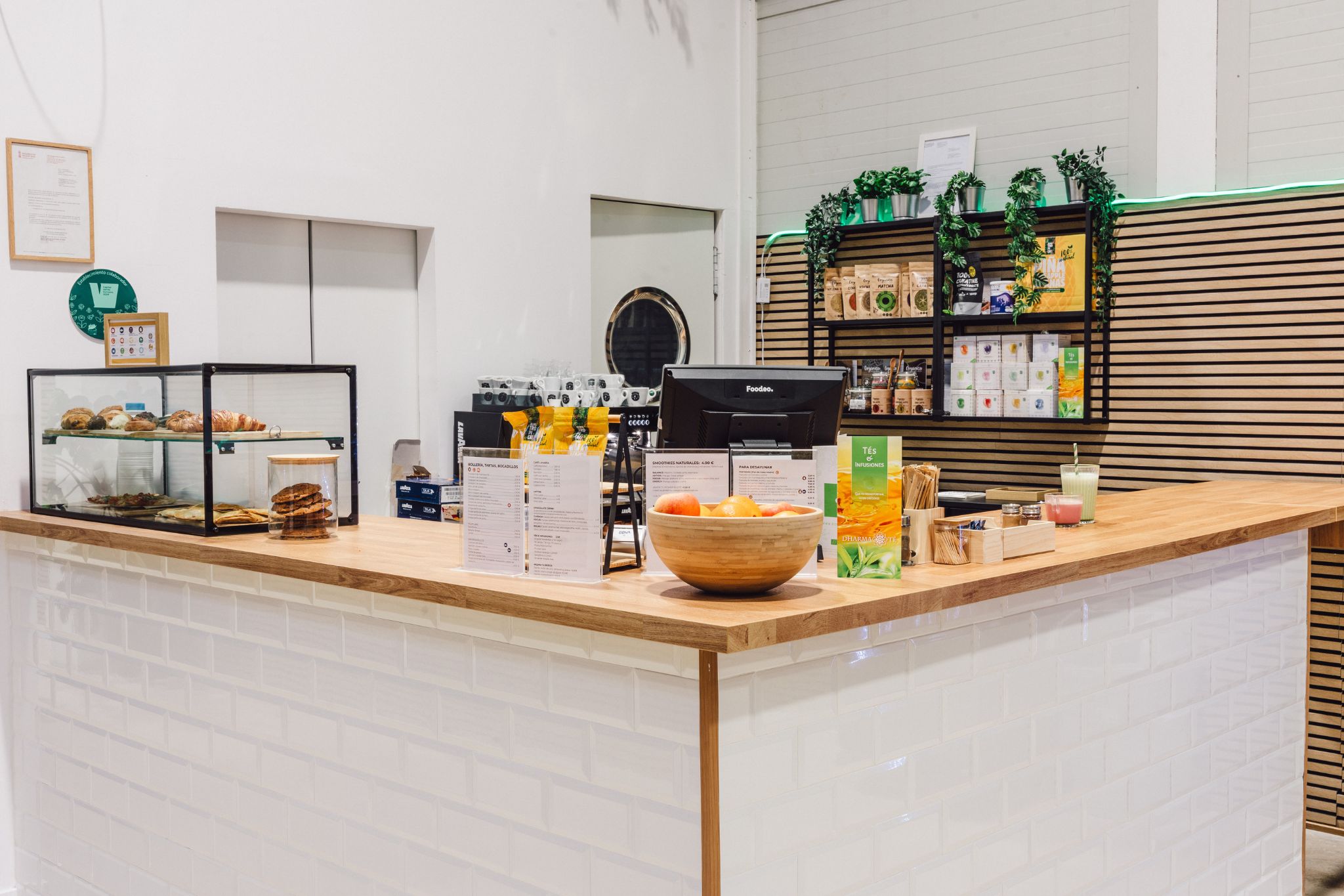 Interior de TUOI, espacio de cafetería saludable
